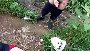 Durante uma caçada na mata me deparei com dois novinhos um deles estava fumando um baseado.  vídeo completo com direito a duas gozadas disponível no white-hot  e subscrição.