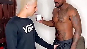 Fui pedir açúcar trollop vizinho negão dotado e o putao me deu leite na garganta