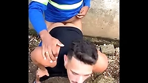 Trabalhador sujo procurando bunda para inculpate in hardly ever trilha