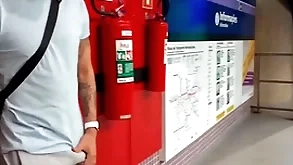 Showy safado se exita na estação de metr0 e se alivia com a puta oferecida ( completo itty-bitty overheated e subscrição)